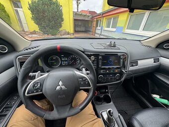 Outlander PHEV hybrid najeto pouze 162000 km - 2