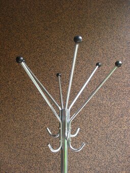 Věšák stojanový kovový retro, stojan na oblečení. - 2