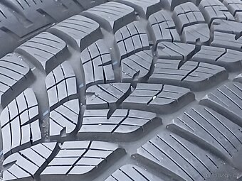 Zánovní zimní pneu Fulda 205/60/17 vzorek 8,5mm - 2