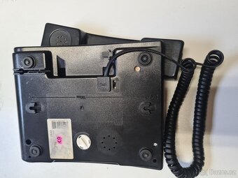 Starý tlačítkový telefon - 2