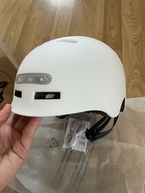 Nová helma LED bíla M BLUETOUCH - 2