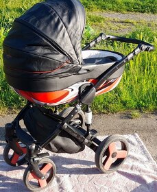 (45) DĚTSKÝ HLUBOKÝ KOČÁREK značky Moto Style. Lehká pevná - 2