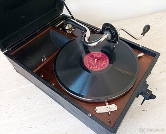 His Master’s Voice - starožitný gramofon na kliku ze 20. let - 2
