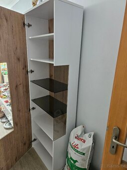 Prosklená skříň bílá a dekor dřeva – elegantní a zachovalá - 2