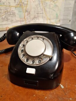 Bakelitový telefon TESLA z roku 1978 - 2