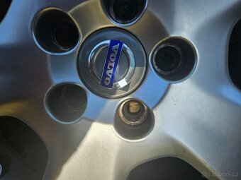 Prodám 4 originální alu kola 225/45 R17 na Volvo S60, V70. - 2