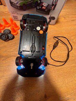 RC drift auto skoro nové + příslušenství - 2