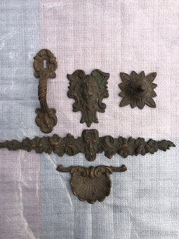 Mosazné zdobení a úchyty - 2