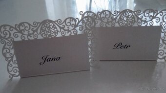 SVATBA, KŘTINY, RODINNÉ OSLAVY – krajkové jmenovky a ozdoby - 2