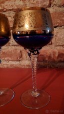 2 Zlacené  sklenky na vino z modreho skla - 2