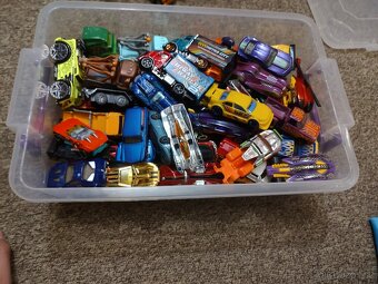 Hot wheels a další autíčka - 2