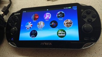 PS Vita + příslušenství + hra - 2
