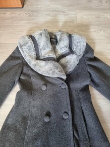 Elegantní zimní kabát s kožešinovým límcem 36-38 - 2