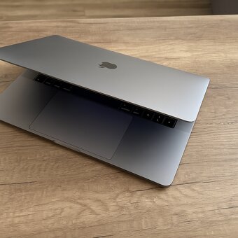 MacBook Pro 15” (2019) – i7 / 16 GB / 256 GB SSD - 2