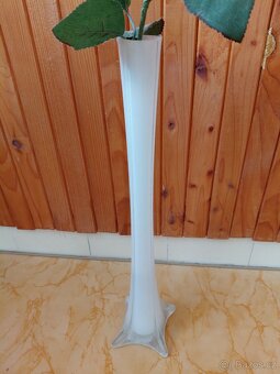 tři vázy: hnědá 26 cm, skleněná 41 cm, žlutá 28 cm, bez deko - 2