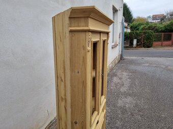 STARÁ SMRKOVÁ ROHOVÁ VITRÍNA PO RENOVACI - 2