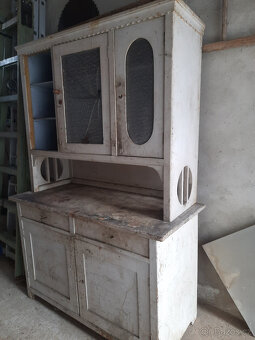 Stará kredenc k renovaci - 2