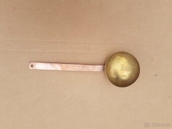 Starou mosaznou naběračku, - 2