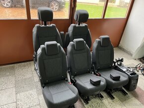 Interiér na Peugeot 5008 - 2