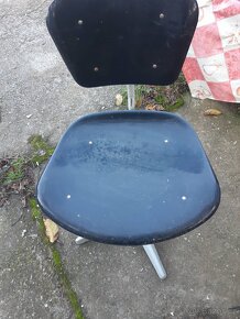 Prodám starou retro dilenskou židli - 2