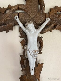 Starý dřevěný kříž s porcelánovou sochou Krista - 2