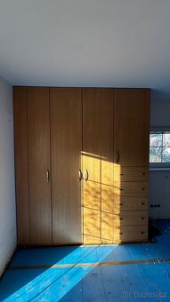 Šatní drěvěná skříň - 2