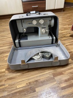 Retro šicí stroj - 2