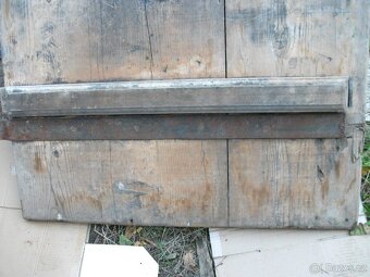 Staré masivní dveře s kováním - 2