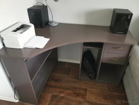 Rohový kancelářský stůl a židle - 2