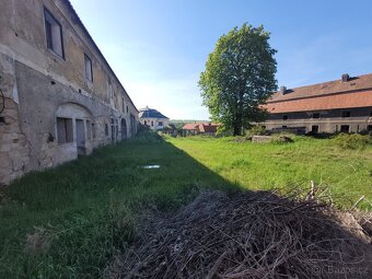 Statek 18.500 m2 s budovami a památkově chráněným zámkem - 2