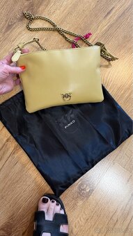 Kožená Crossbody kabelka Pinko - 2