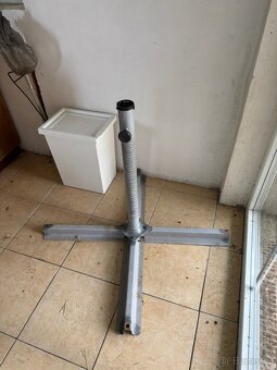 Zahradní slunečník s podstavcem – použitý, ale funkční - 2