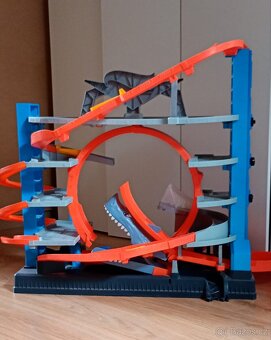 Hot Wheels velká dráha garáž se žralokem - 2
