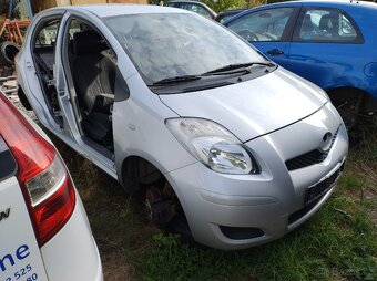 Toyota Yaris 2009 5 dveře, díly z auta - 2
