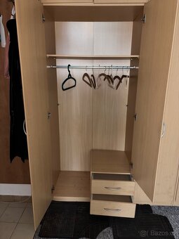 Velká šatní skříň – světlé dřevo, hodně úložného prostoru - 2