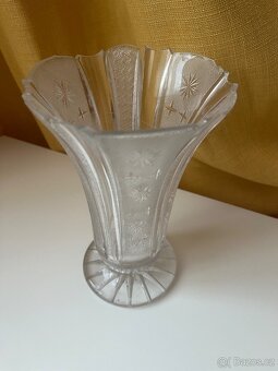 Broušená čirá váza - 2