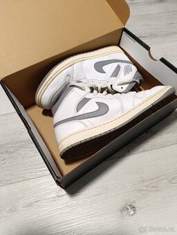 Jordan 4 Nike - 2