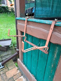 Držák na truhlíky na zábradlí (stavitelný) - 2