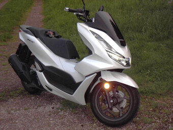 prodam hondu p.c.x.125 ccm,rok 2023 najeto 5500km. - 2