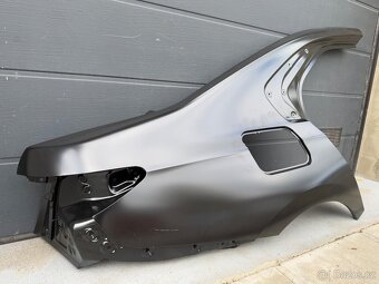 BMW G70 blatník zadní NOVÝ Originál - 2
