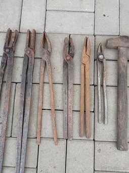 Kovářské nářadí,kleště,kladivo. - 2