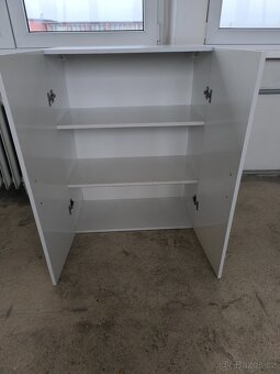 Nástěnná skříňka vysoký lesk bílá 69,5x34x90cm - 2