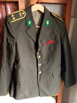 Vojenské uniformy v dobrém stavu - 2