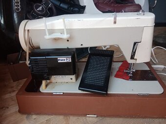 Starý šicí stroj - 2