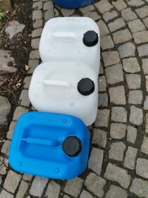 Kanystry plast 20Ltr. Bílé a modré za 60Kč, 15Ltr. 50Kč. PM - 2