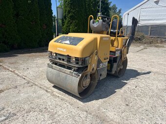 Vibrační válec CAT CB 214 – hmotnost 2,4t – motor Perkins - 2