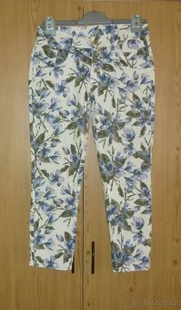 Světlé květované dámské 7/8 kalhoty Takko Fashion - 2