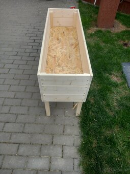 Vyvýšený  truhlík 
Délka: 120 cm
Šířka: 40 cm
Výška: 65 c - 2