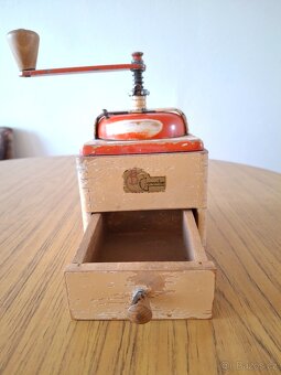 Historický mlýnek na kávu - 2
