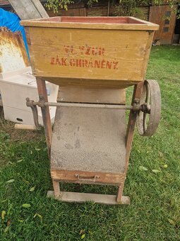 Starý odplevovač obilí - 2